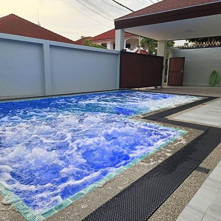Private Pool Villa With Jacuzzi At Royal Park Village - Walk To The Beach - 6 People - Max 3 Males (Adults Only) Bãi biển Jomtien Ngoại thất bức ảnh
